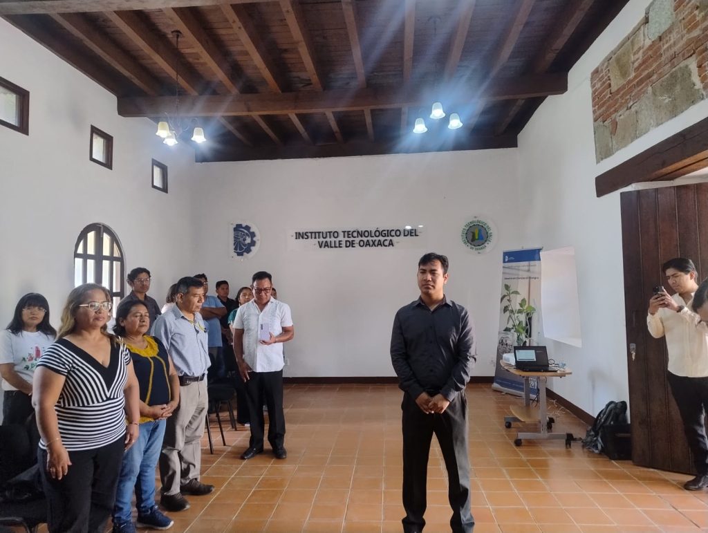 Biol. David Jerónimo Gómez presentó con éxito la disertación de su examen de grado Biol. David Jerónimo Gómez presentó con éxito la disertación de su examen de grado
